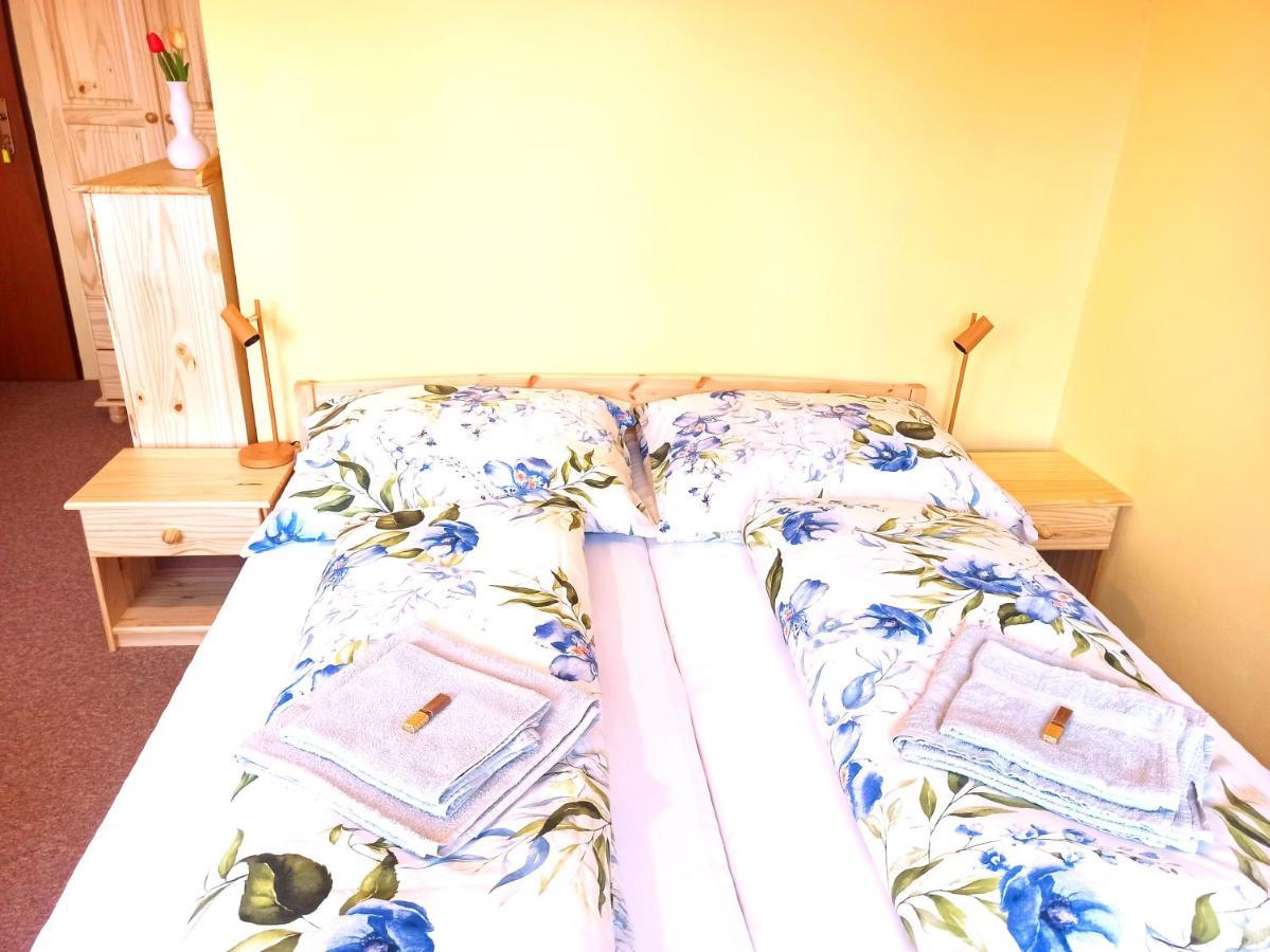 P&P Jicin Apartments - Soukrome 2-3 Luzkove Pokoje S Vlastni Kuchyni A Koupelnou Esterno foto