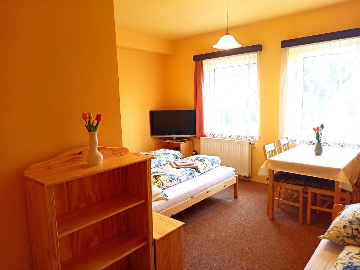 P&P Jicin Apartments - Soukrome 2-3 Luzkove Pokoje S Vlastni Kuchyni A Koupelnou Esterno foto