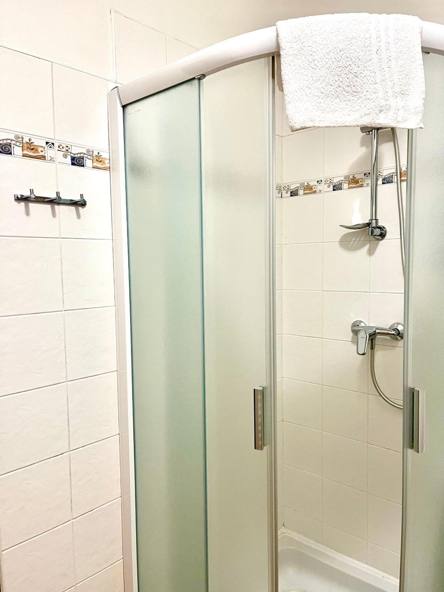 P&P Jicin Apartments - Soukrome 2-3 Luzkove Pokoje S Vlastni Kuchyni A Koupelnou Esterno foto