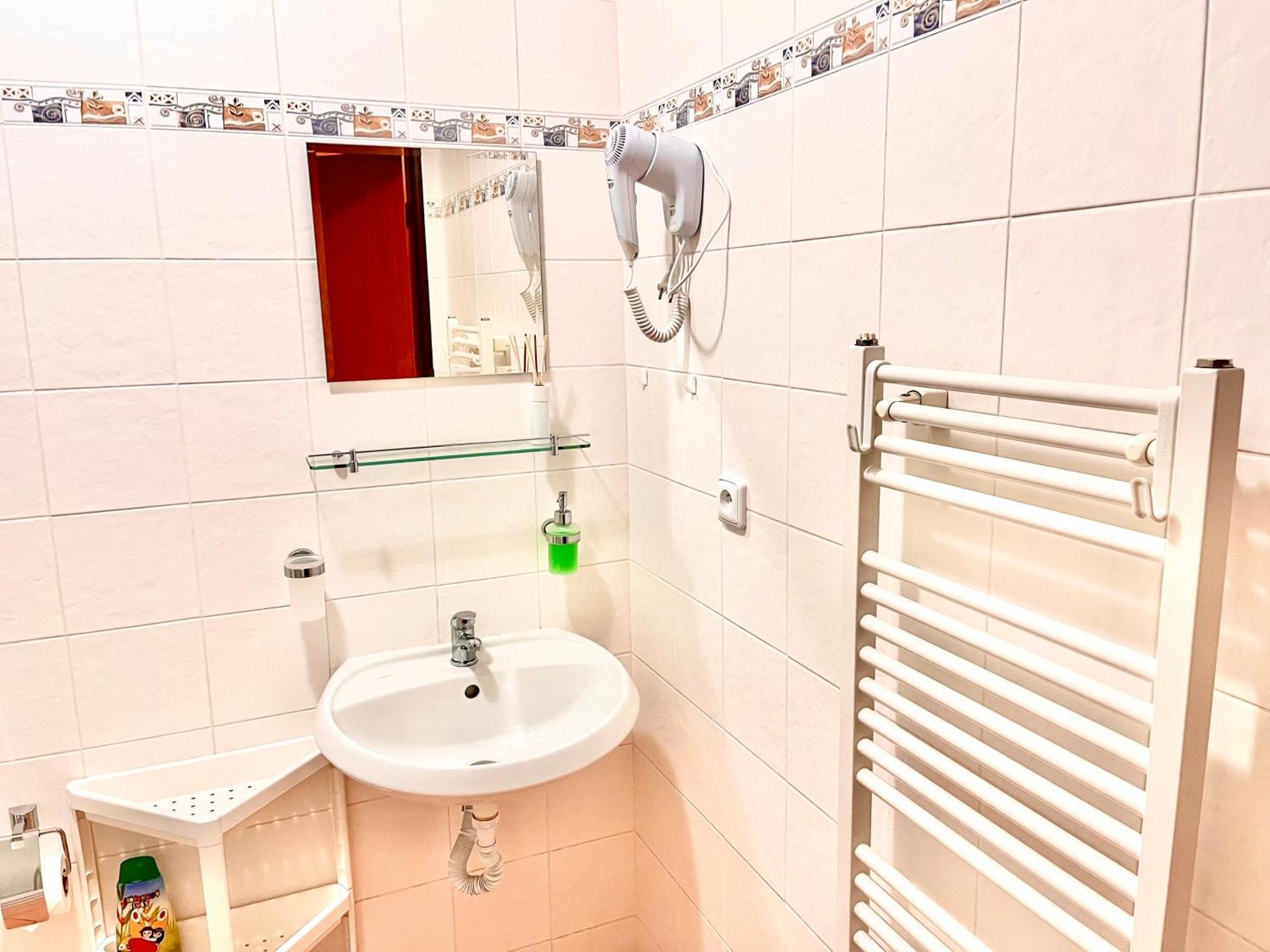 P&P Jicin Apartments - Soukrome 2-3 Luzkove Pokoje S Vlastni Kuchyni A Koupelnou Esterno foto