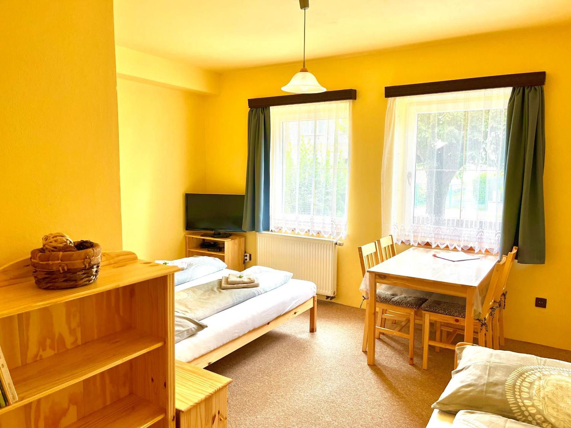 P&P Jicin Apartments - Soukrome 2-3 Luzkove Pokoje S Vlastni Kuchyni A Koupelnou Esterno foto